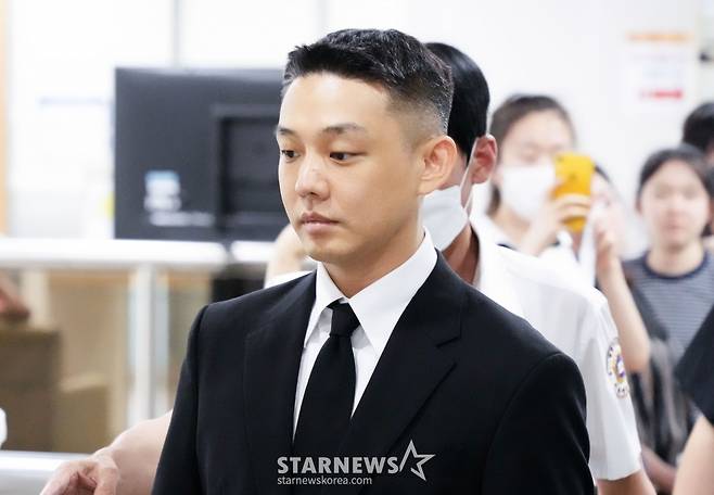 (서울=뉴스1) 임세영 기자 = 마약 투약 혐의를 받는 배우 유아인(본명 엄홍식)이 3일 오후 서울 서초구 서울중앙지법에서 열린 1심 선고 공판에 출석하고 있다. 유아인은 지난 2020년 9월부터 2022년 3월까지 미용 시술을 위한 수면 마취를 가장하는 방식 등으로 181차례에 걸쳐 프로포폴 등을 상습 투약한 혐의를 받고 있다. (공동취재) 2024.9.3/뉴스1 Copyright (C) 뉴스1. All rights reserved. 무단 전재 및 재배포, AI학습 이용 금지. /사진=(서울=뉴스1) 임세영 기자