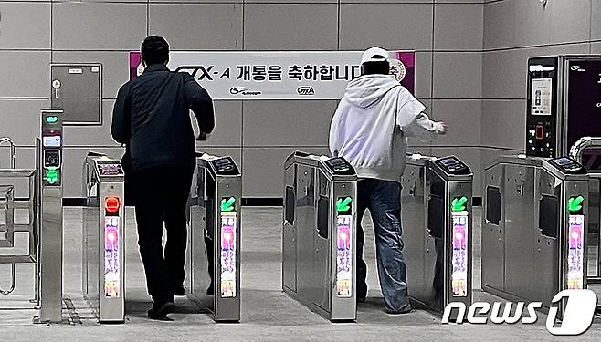 국고보조금이 투입된 GTX-A노선이 지나는 경기 화성시 동탄역에서 이용객들이 개찰구를 통과하고 있다. ⓒ News1 신현우