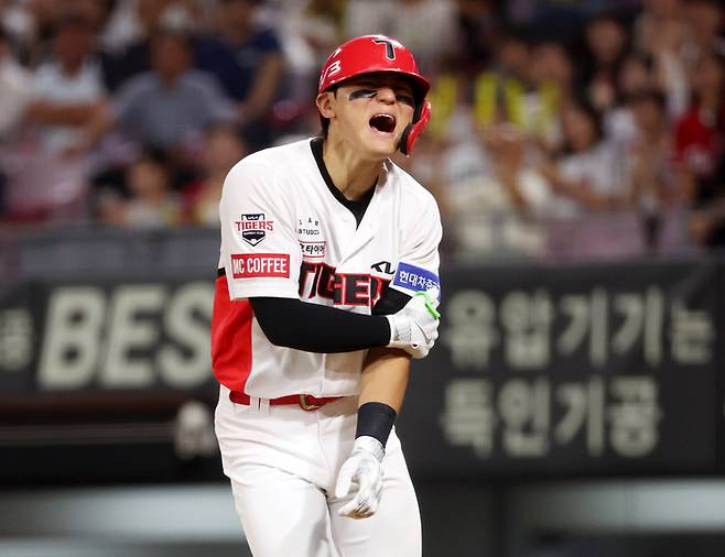 3일 광주기아챔피언스필드에서 열린 프로야구 LG 트윈스와 KIA 타이거즈의 경기. KIA 김도영이 5회말 타석에서 LG 에르난데스의 투구에 왼팔을 맞고 고통스러워하고 있다. 김도영은 대주자로 교체됐다. 사진 | 광주=연합뉴스