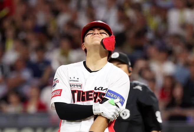 3일 광주기아챔피언스필드에서 열린 프로야구 LG 트윈스와 KIA 타이거즈의 경기. KIA 김도영이 5회말 타석에서 LG 에르난데스의 투구에 왼팔을 맞고 고통스러워하고 있다. 김도영은 대주자로 교체됐다. 사진 | 광주=연합뉴스