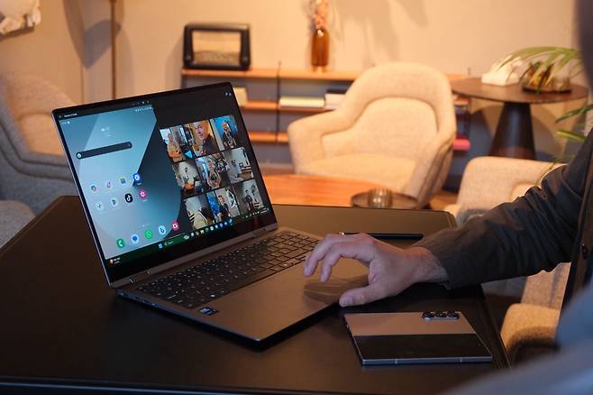 3일(현지시각) 독일 베를린에서 진행된 인텔 울트라코어 시리즈2 글로벌 출시 행사에 전시된 삼성전자의 신제품 '갤럭시북5 프로 360'. /황민규 기자