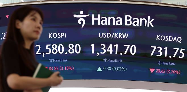 4일 오후 서울 중구 하나은행 본점 딜링룸 전광판에 코스피, 코스닥지수와 원·달러 환율 종가가 표시되고 있다. /뉴스1