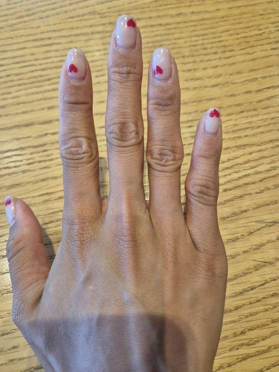 유현주의 굽어있는 오른손 새끼손가락. 장진영 기자