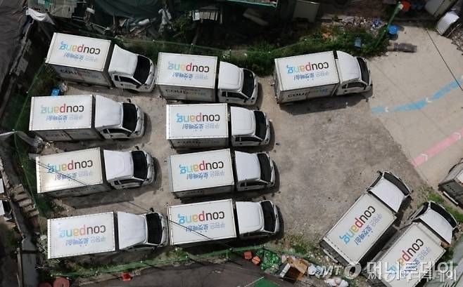 시내의 한 쿠팡 물류센터에 배송 차량이 주차돼 있다. /사진제공=뉴스1