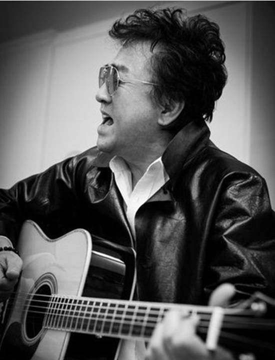 투에이스는 80년 팀이 공식 해체됐고, 오승근은 이후 솔로로 전향해 직접 작사 작곡한 '사랑을 미워해' 등을 발표하며 활동을 이어갔다. /오승근