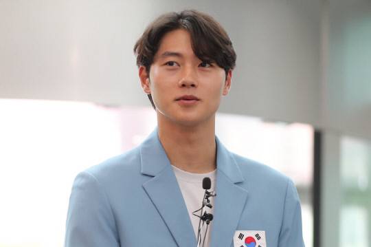 2024 파리올림픽 펜싱에서 금메달을 획득한 대전시청 소속 오상욱 선수가 8일 대전시청에서 열린 환영행사에서 기념촬영을 하고 있다. 대전일보DB