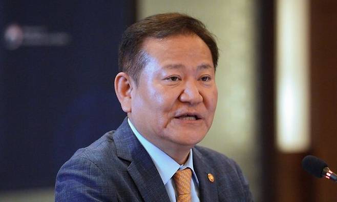 이상민 행정안전부 장관이 지난 4일 오후 서울 중구 웨스틴조선호텔에서 열린 ‘제7차 OECD 열린정부작업반 회의’에 참석해 개회사를 하고 있다. 행정안전부 제공