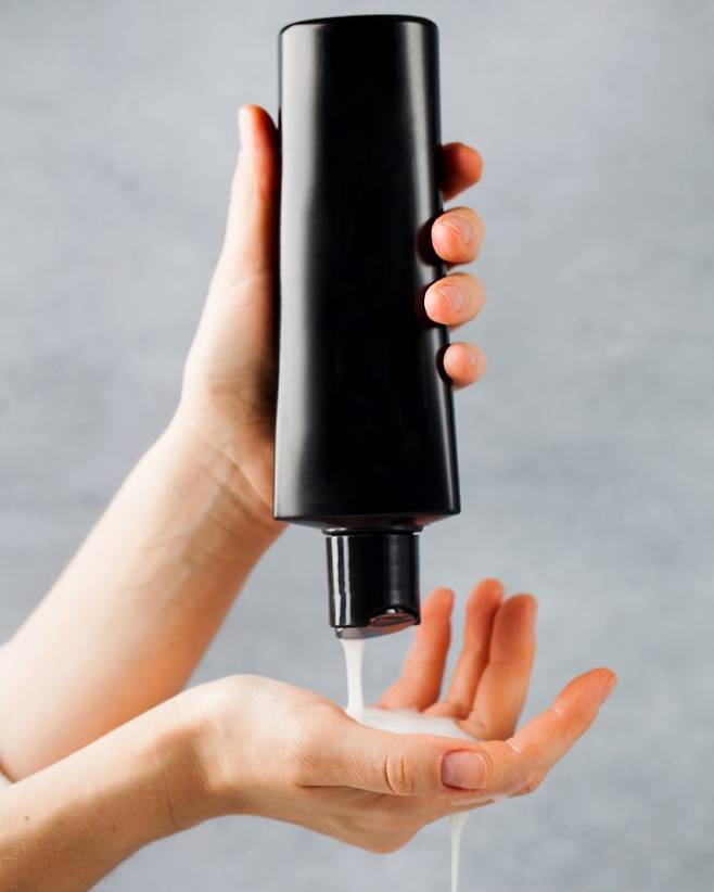 컨디셔너를 의미하는 린스와 헤어 팩을 의미하는 트리트먼트는 목적과 기능이 달라 용도에 맞게 사용하는 것이 중요하다./사진=게티이미지뱅크