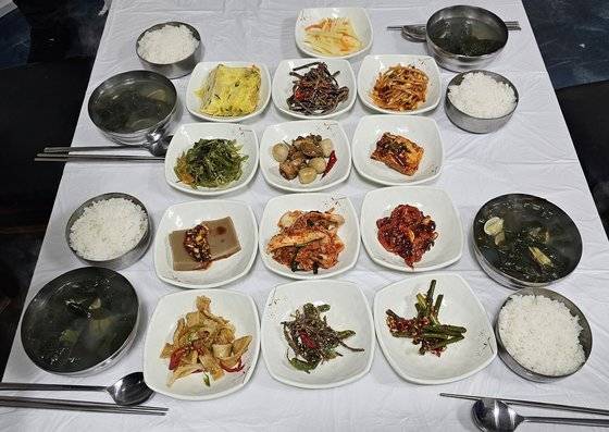 어청도의 민박을 겸하는 식당들은 알찬 섬 백반을 낸다. 아름민박식당의 백반.