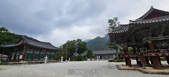 대웅전(왼쪽)과 범종루(오른쪽)