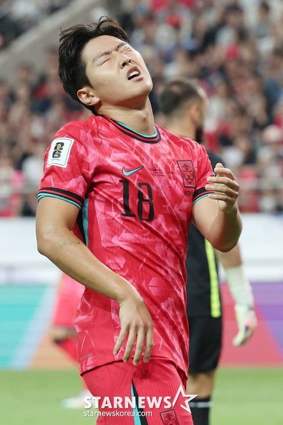 2026 북중미 월드컵 아시아 지역 3차 예선 한국-팔레스타인전이 5일 오후 서울월드컵경기장에서 열렸다. 이강인이 결정적인 슈팅이 빗나가자 아쉬워하고 있다. /사진=김진경 대기자