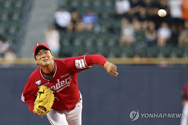 역투하는 SSG 선발 김광현 (서울=연합뉴스) 김인철 기자 = 17일 서울 잠실야구장에서 열린 2024 프로야구 KBO리그 SSG 랜더스와 LG 트윈스의 경기. SSG 선발 투수 김광현이 역투하고 있다. 2024.7.17 yatoya@yna.co.kr