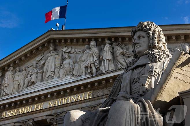 프랑스 국회의사당인 파리 부르봉궁 전면에 프랑스 위대한 재상중 한 명인 앙리 프랑수와 다게소의 동상이 서있다. 2024.07.11 ⓒ AFP=뉴스1 ⓒ News1 이강기자