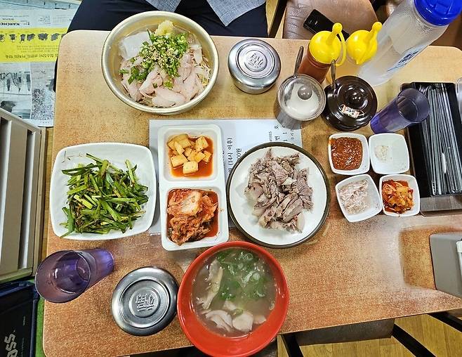 부산시 영도구 대평동 ‘깡깡이마을\' 안에 있는 돼지국밥집 옥이네집 상차림. 김영동 기자