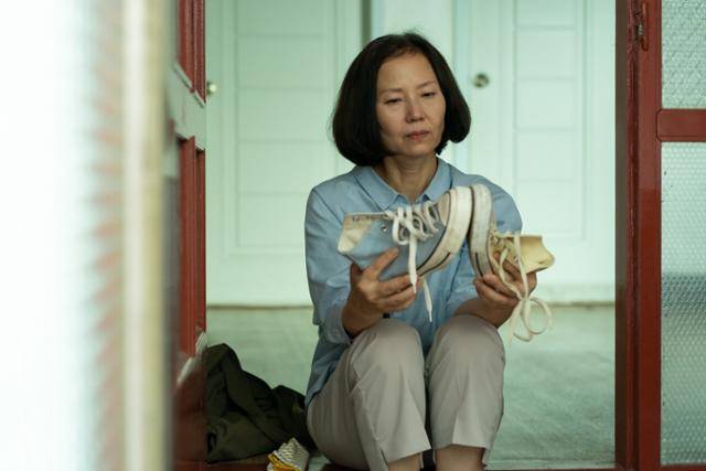 오민애는 신작 '딸에 대하여'에서 집 안팎에서 시름을 겪는 중년 여성 오주희를 연기했다. 찬란 제공