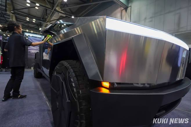 6일 고양시 킨텍스 제2전시장에서 열린 '2024 오토살롱위크'에서 테슬라의 전기픽업 트럭 '사이버트럭'이 국내 최초로 전시되고 있다.