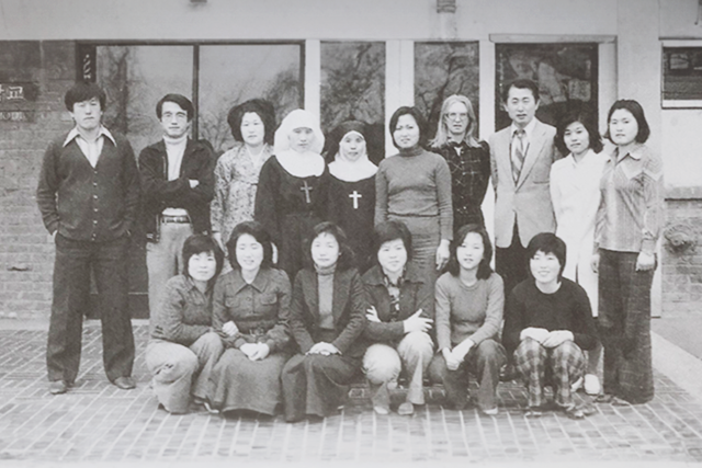 ▲ 1974년 5월 성베드로학교 개교 기념사진(뒷줄 오른쪽 세 번째 김성수 주교) ⓒ푸르메재단