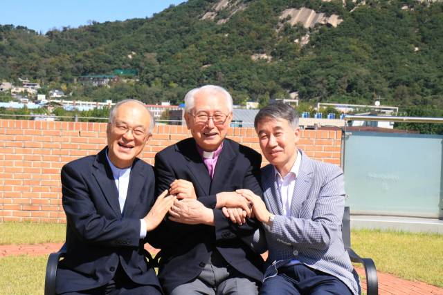 ▲ (왼쪽부터) 강지원 푸르메재단 이사장, 김성수 주교, 백경학 푸르메재단 상임대표. ⓒ푸르메재단