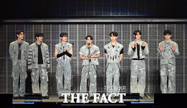 <더팩트>가 주최하고 팬앤스타와 필링바이브(FEELINGVIVE)가 주관하는 '2024 더팩트 뮤직 어워즈(2024 THE FACT MUSIC AWARDS, TMA)'가 7일 오후 일본 오사카 '교세라 돔 오사카'에서 열린 가운데 '글로벌 핫트렌드' 부문을 수상한 그룹 이븐(EVNNE)이 소감을 밝히고 있다. /교세라 돔 오사카=이새롬 기자