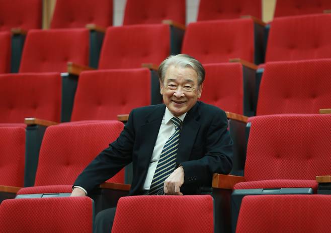 1934년 함경북도 회령 출생인 이순재는 서울대 철학과에 재학 중이던 1956년 연극 ‘지평선 너머’로 데뷔했다. 그는 “존경하는 영국 배우 로런스 올리비에 말마따나 영화는 감독의 예술, 드라마는 작가의 예술, 연극은 배우의 예술”이라며 “연극은 내가 표현하기 나름이라 마음가짐부터 다르다”고 했다. /이태경 기자