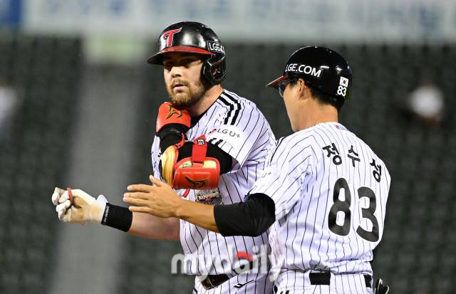 2024년 8월 29일 서울 잠실구장에서 '2024 신한 SOL Bank KBO리그, KT 위즈와 LG 트윈스의 경기가 열렸다. LG 오스틴이 3회말 1사 만루서 2타점 적시타를 친 뒤 기뻐하고 있다./마이데일리