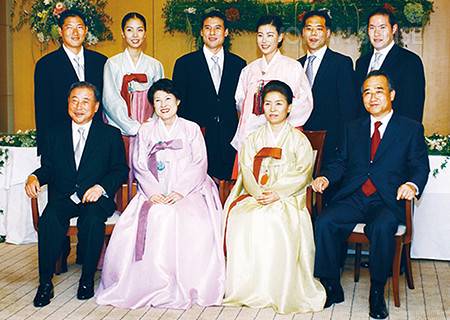 (아래) 2003년 8월 서울 쉐라톤 워커힐호텔에서 열린 조현문 당시 효성 전무(뒷줄 왼쪽에서 세 번째)와 이여진 씨(조 전무 오른쪽 옆) 약혼식에서 양가 가족이 기념 촬영을 하고 있다. 사진 제공=효성