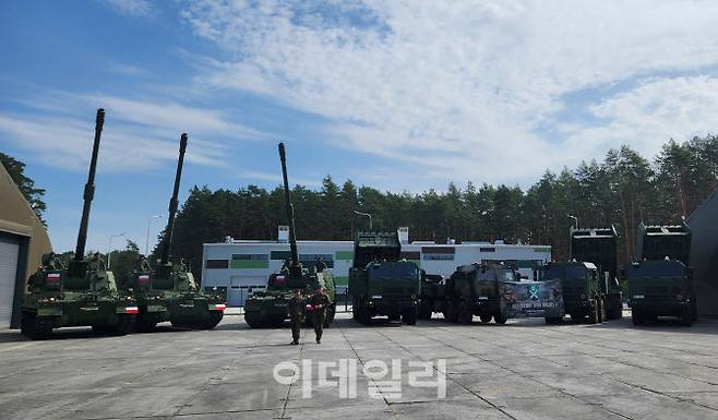 지난 5일(현지시각) 제18포병여단에 배치된 K9 자주포와 천무(호마르-K)가 취재진을 맞이하고 있다. (사진=김관용 기자)