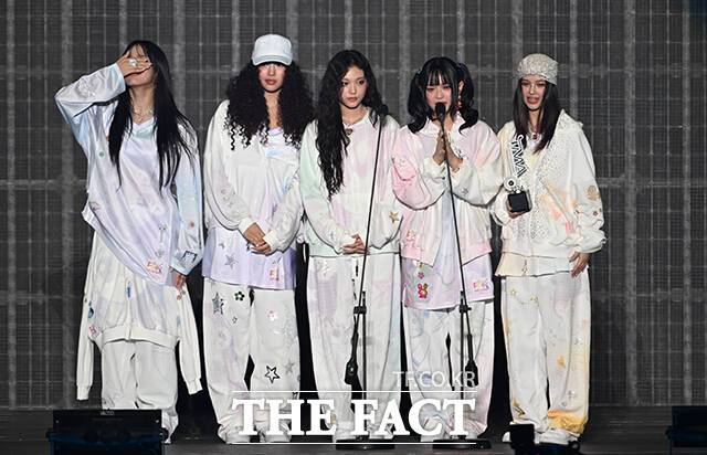 <더팩트>가 주최하고 팬앤스타와 필링바이브(FEELINGVIVE)가 주관하는 '2024 더팩트 뮤직 어워즈(2024 THE FACT MUSIC AWARDS, TMA)'가 8일 오후 일본 오사카 '교세라 돔 오사카'에서 열린 가운데 '월드 베스트 퍼포머' 상을 받은 그룹 뉴진스(NewJeans)가 수상 소감을 밝히고 있다. /교세라 돔 오사카=이새롬·남윤호·박헌우 기자
