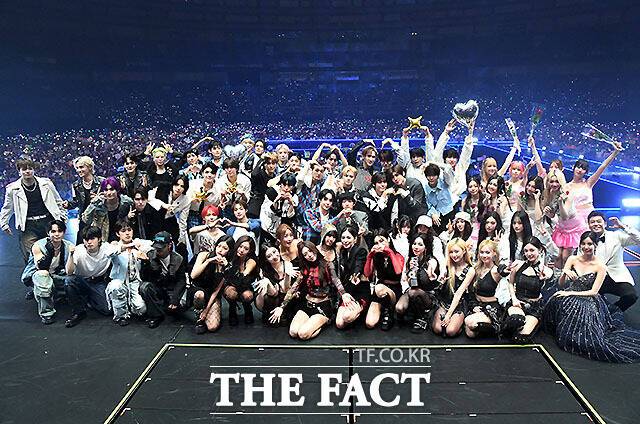 <더팩트>가 주최하고 팬앤스타와 필링바이브(FEELINGVIVE)가 주관하는 '2024 더팩트 뮤직 어워즈(2024 THE FACT MUSIC AWARDS, TMA)'가 8일 오후 일본 오사카 '교세라 돔 오사카'에서 열린 가운데 출연 아티스트들이 단체 포토타임을 갖고 있다. /교세라 돔 오사카=이효균 기자