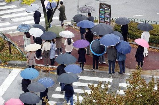 비 오는 날 시민들이 우산을 쓰고 걸어가고 있는 모습. 기사와 직접 관련 없음. 뉴스1