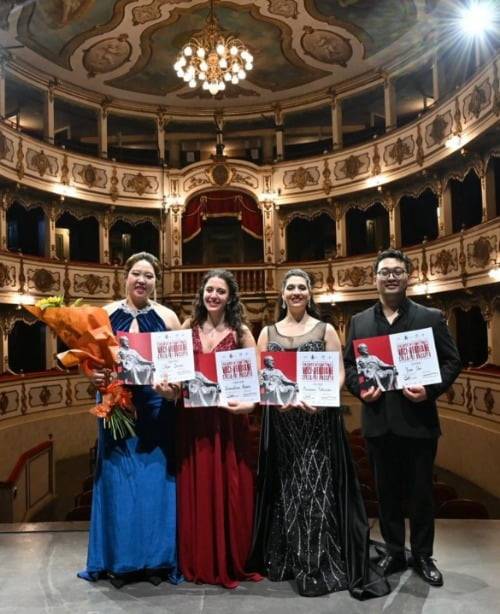 7일(현지 시각) 폐막한 이탈리아 부세토 콩쿠르에서 우승한 한국인 소프라노 최지은(왼쪽). 수상자들이 기념 촬영을 하고 있다. 주세페 베르디 콩쿠르 제공