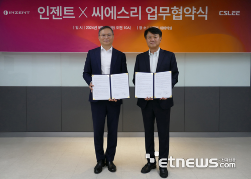 박재범 인젠트 대표(오른쪽)와 이춘식 씨에스리 대표가 오픈소스 DBMS 구축 사업 및 교육 활성화 위한 업무협약서를 펼쳐 보이고 있다.