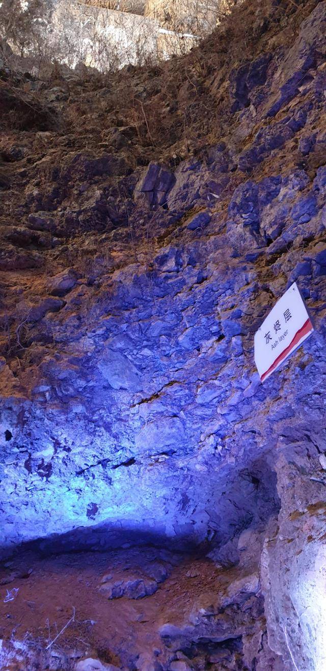 저우커우뎬 동굴 중간층에 불에 탄 재층이 보인다. 최근 연구에 따르면, 외부에서 유입된 미세한 먼지로 밝혀졌다.