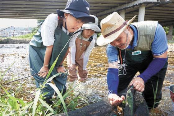 소중 학생기자단이 몇 마리나 잡혔을까 기대에 찬 눈으로 그물을 바라봤다.