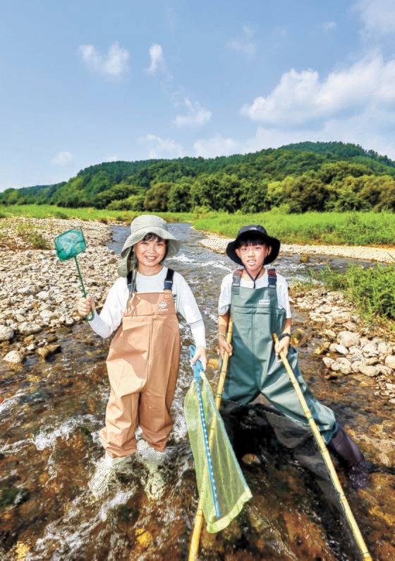 생태계의 일부인 하천을 관찰하기 위해 모인 변우빈(왼쪽)‧이준호 학생기자. 평소에도 낚시와 물놀이를 자주 즐겼기에 족대를 든 모습이 자연스럽다.