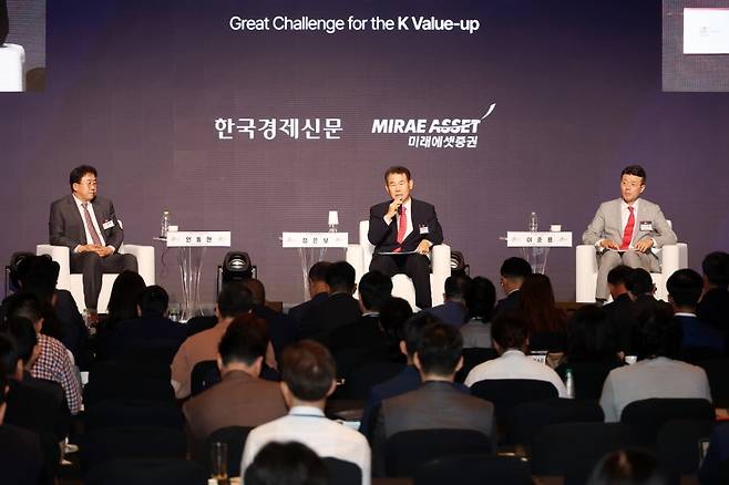 9일 서울 여의도 콘래드호텔에서 개막한 '코리아 인베스트먼트 위크(KIW) 2024'의 밸류업 세션에서 안동현 서울대 경제학부 교수(왼쪽부터), 정은보 한국거래소 이사장, 이준용 미래에셋자산운용 부회장이 대담을 진행하고 있다. 강은구 기자