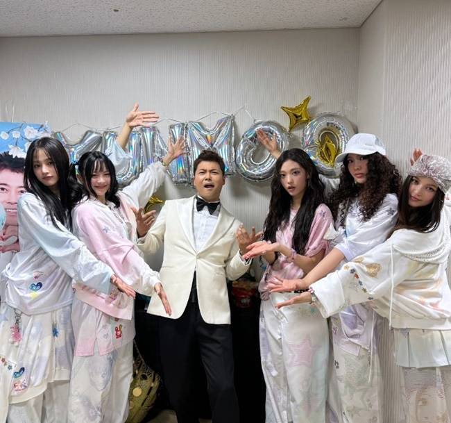 왼쪽부터 민지, 하니, 전현무, 해린, 혜인, 다니엘(사진=전현무 소셜미디어)