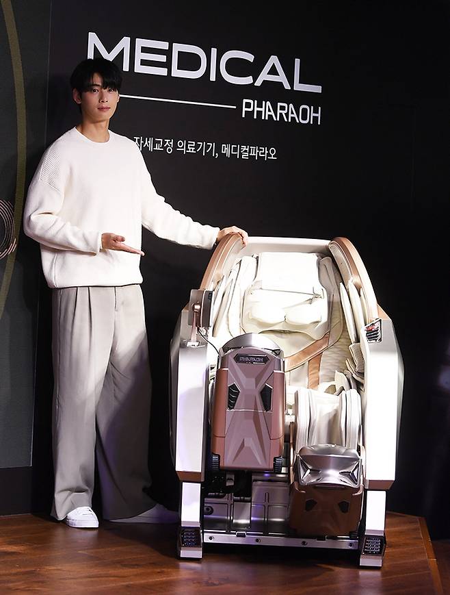 ‘메디컬파라오’ 모델 차은우가 지난 7일 서울 강남구 바디프랜드 본사에서 열린 자세교정 의료기기 ‘메디컬파라오’ 론칭 기념 행사에서 포즈를 취하고 있다.