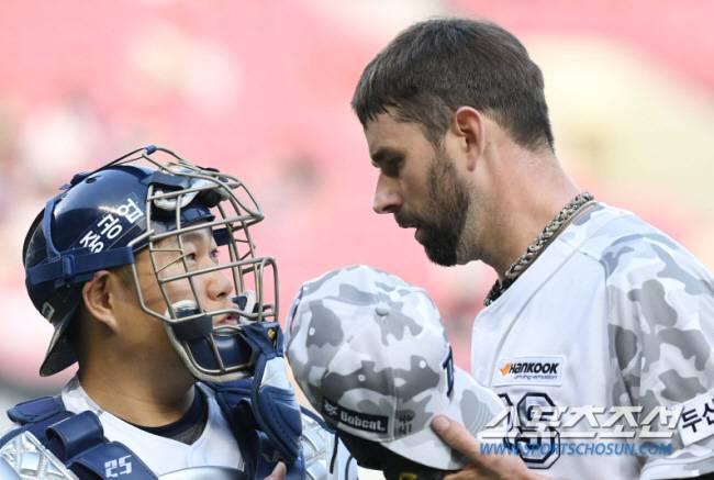 2017 KBO리그 삼성라이온즈와 두산베어스의 경기가8일 서울 잠실야구장에서 열렸다. 두산 선발투수 니퍼트가 2회초 삼성 김정혁을 삼진 처리하며 삼자범퇴 이닝을 만들고 있다.
잠실=최문영 기자 deer@sportschosun.com /2017.06.08/