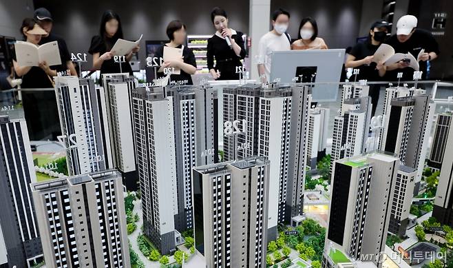 (서울=뉴스1) 장수영 기자 = 16일 서울 서초구에서 개관한 디에이치 방배 견본주택을 찾은 예비 청약자들이 아파트 단지 모형을 살펴보고 있다. 2024.8.16/뉴스1 Copyright (C) 뉴스1. All rights reserved. 무단 전재 및 재배포, AI학습 이용 금지. /사진=(서울=뉴스1) 장수영 기자