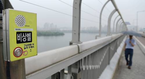 사진은 서울 마포대교에 설치된 비상벨 모습. 이재문 기자