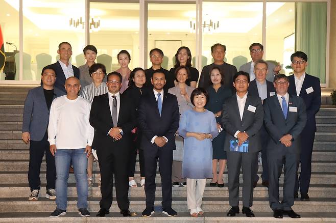 제354회 CICI '문화소통포럼' 참석자들. 앞줄 (왼쪽에서 오른쪽으로) : Dr. Saeed Al Dhaheri 두바이대학교 Director for Center for Future Studies / Saud Hasan Ali Al Nusuf 주한 바레인 대사 / Abdulla Saif Al Nuaimi 주한 UAE 대사 / 최정화 CICI 이사장 / 최종문 전 외교부 제2차관, 법무법인 화우 고문 / Paul Duclos 주한 페루 대사. 둘째줄 (왼쪽에서 오른쪽으로) : 이정수 플리토 대표 (연사) / 김귀연 아태국제회의연구소 소장 / 홍미경 신영그룹 부회장 / 김소빈 엔지켐생명과학 CTO / 박수정 한국외대 통번역대학원 객원강의교수 / Didier Beltoise Cs 대표 / 김영환 플리토 영업팀 매니저. 셋째줄 (왼쪽에서 오른쪽으로) : Brian Payne 쉐브론코리아 대표 / 정이안 정이안한의원 원장 / 오명희 수원대 명예교수 / 박재우 BIO성형외과 원장 / 재키 손 크라운월드와이드 지사장 / 김정한 뉴스1 차장 / Frantz Hotton 페르노 리카 코리아 대표(CIC 제공)