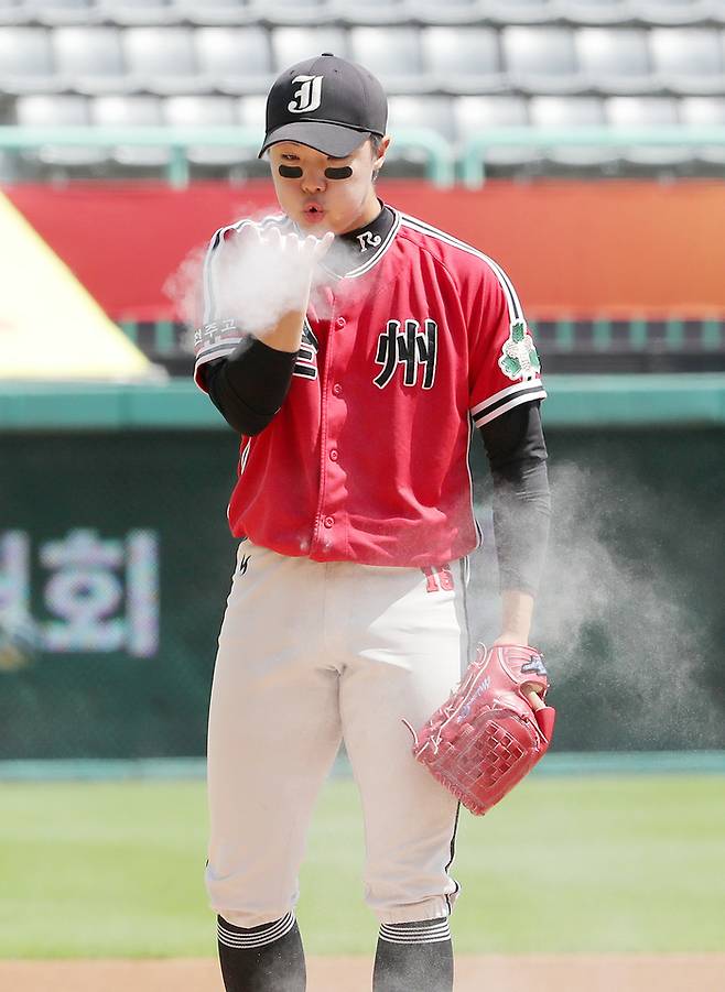 전주고 정우주가 지난 4월22일 인천SSG랜더스필드에서 열린 2024 신세계 이마트배 전국고교야구대회 결승전 덕수고와 경기를 준비하고 있다. 사진 | SSG 랜더스