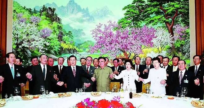 김대중 대통령과 김정일 국방위원장, 그리고 양쪽 대표단이 2000년 6월15일 백화원 영빈관 1호각에서 열린 환송 오찬에서 박지원 문화관광부 장관의 제의로 손에 손을 잡고 ‘우리의 소원’을 합창하고 있다. 한겨레 자료사진