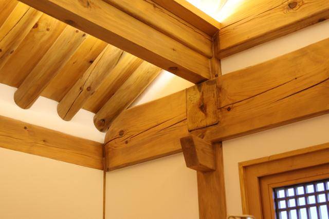 천장 나무 구조를 그대로 드러내고 한옥 조명을 설치해 은은한 분위기를 연출했다. 강민석 사진작가 제공