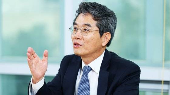 조홍식 한국법학교수회장이 2일 서울대 법학도서관에서 본지와 인터뷰하고 있다. / 20240902 / 김현동 기자