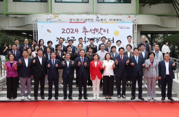 지난 10일 강남구청 주차장에서 열린 ‘2024 추석 맞이 강남구 직거래장터’에서 참석자들이 기념촬영을 하고 있다.