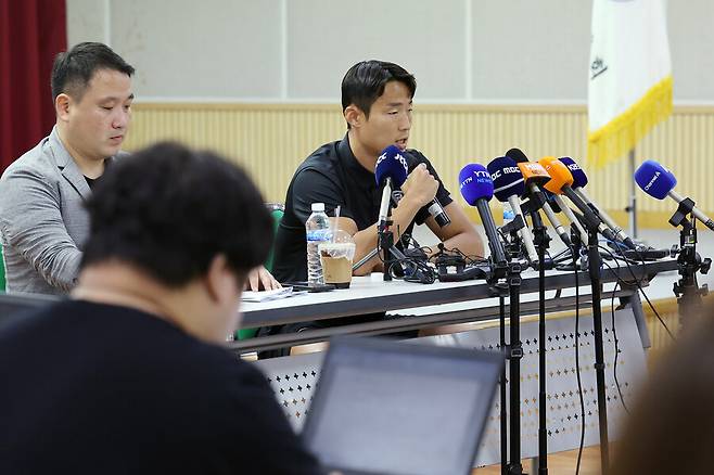 ▲ 손준호의 에이전트는 \"현재 징계가 나온 건 없다. FIFA와 대한축구협회의 징계가 나오지 않은 상황에서 먼저 움직일 필요가 없다. FIFA가 중국 측의 손을 들어준다면 변호사를 선임해 추가 대응하겠다\"라고 말했다. 수원FC는 당장 이번 주말 전북 현대와 홈경기를 펼칠 예정이다. 손준호는 중국축구협회의 발표 당시만 해도 정상적으로 팀 훈련을 소화했다. 손준호 측은 \"FIFA나 대한축구협회, 한국프로축구연맹이든 어떤 메시지도 전달된 게 없는 상황\"이라고 했다. 지금은 출전에 제약이 없다는 입장이다. ⓒ연합뉴스