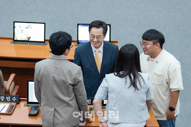 지난 2일 오전 김동연 경기도지사가 경기도의회 본회의장에서 열린 제377회 임시회 제1차 본회의에서 의원들과 인사를 나누고 있다.(사진=경기도의회)