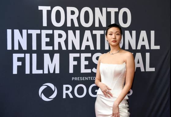 TORONTO, ONTARIO - SEPTEMBER 13: Kim Go-eun attends the premiere of "Love in the Big City" during the 2024 Toronto International Film Festival at Royal Alexandra Theatre on September 13, 2024 in Toronto, Ontario. Harold Feng/Getty Images/AFP (Photo by Harold Feng / GETTY IMAGES NORTH AMERICA / Getty Images via AFP) 〈저작권자(c) 연합뉴스, 무단 전재-재배포, AI 학습 및 활용 금지〉
